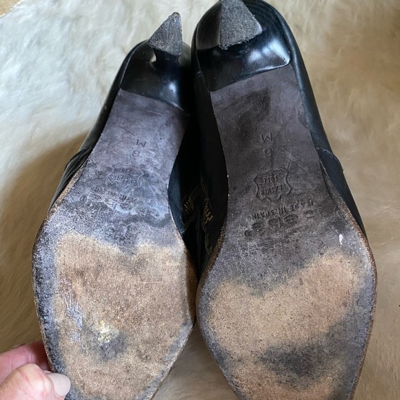 Beautiful Bebe Italian leather black booties size 6. - Picture 3 of 4